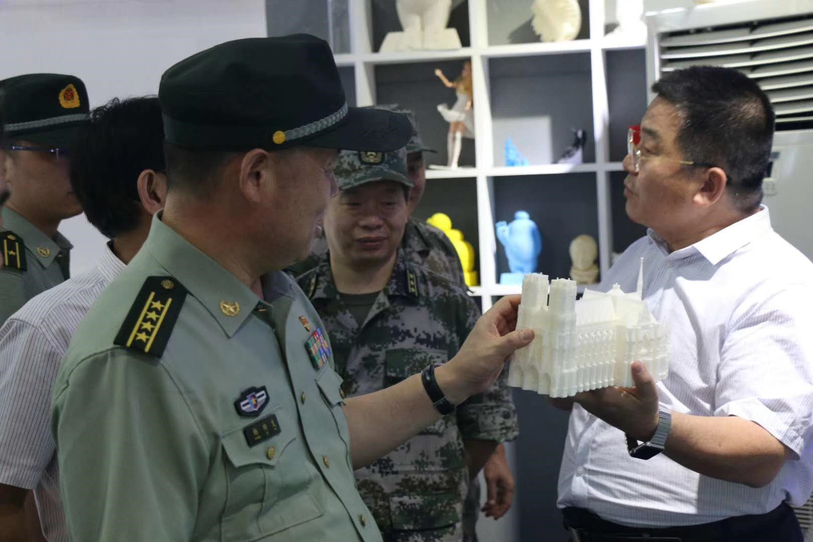 随后杨琦发司令员等领导参观园区展厅了解3D打印与传统工艺的优劣性